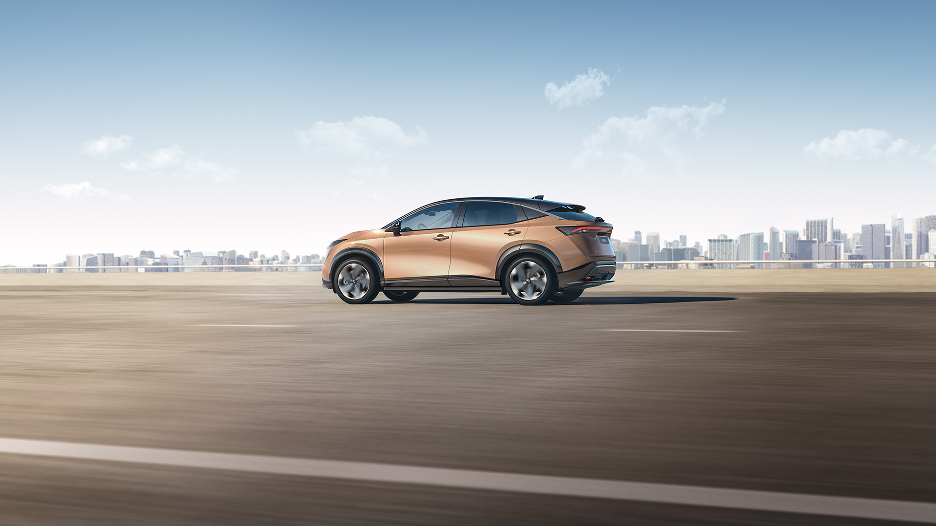 Ajovideo Nissan Ariya Nismosta satamaolosuhteissa. Näytetään myös auton sisäominaisuuksia 
