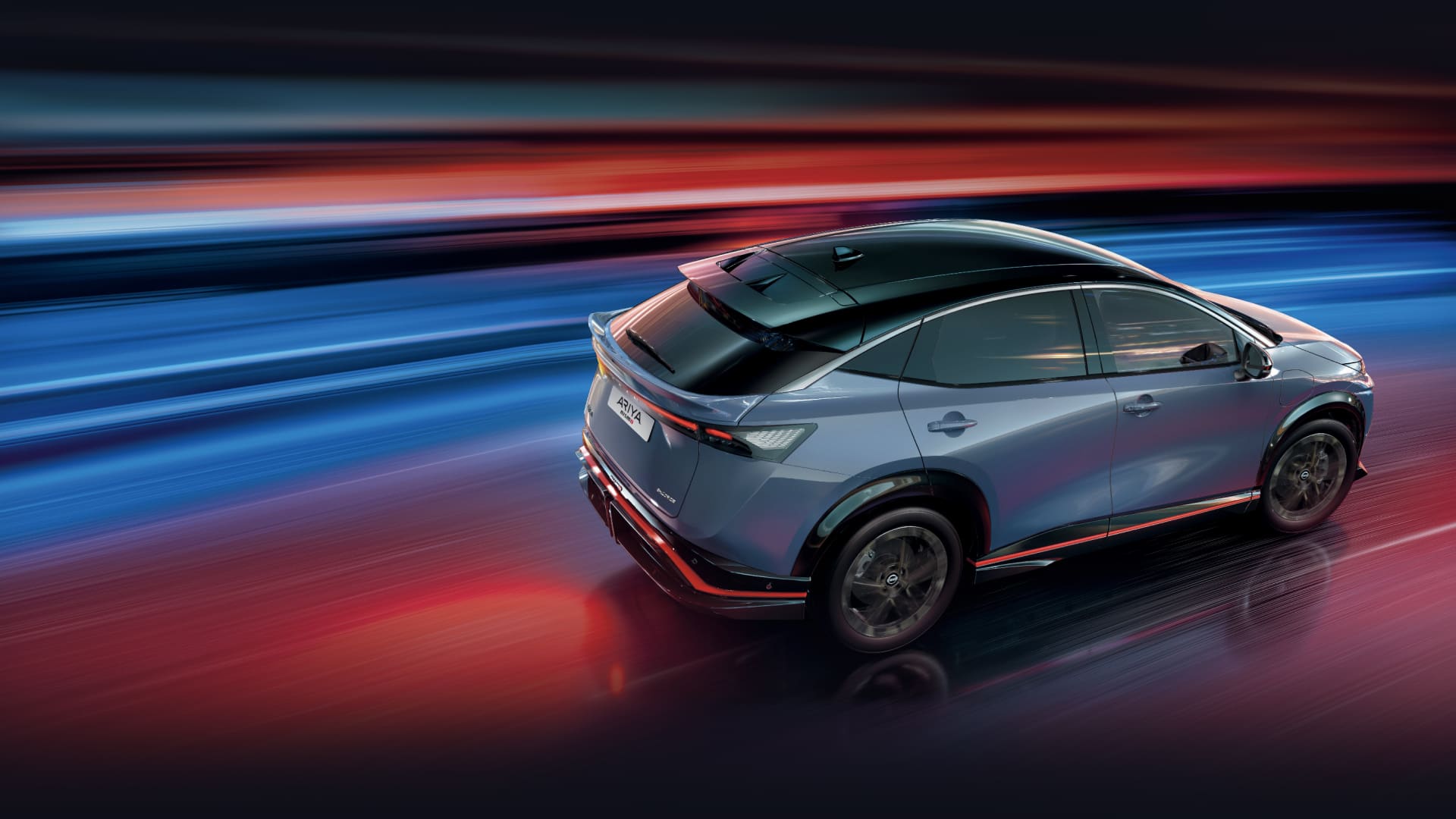 Video Nissan Ariya Nismosta, missä esitellään etuvaloja ja muita ulkoisia ominaisuuksia satamakonttien edessä 
